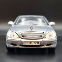 Load image into Gallery viewer, Maisto 1998 2004 Mercedes-Benz S-Class SEL 500 #31855 Silver 1:18 Die Cast Car