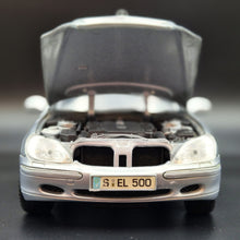 Load image into Gallery viewer, Maisto 1998 2004 Mercedes-Benz S-Class SEL 500 #31855 Silver 1:18 Die Cast Car