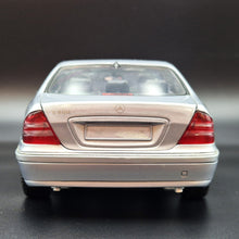 Load image into Gallery viewer, Maisto 1998 2004 Mercedes-Benz S-Class SEL 500 #31855 Silver 1:18 Die Cast Car