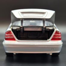 Load image into Gallery viewer, Maisto 1998 2004 Mercedes-Benz S-Class SEL 500 #31855 Silver 1:18 Die Cast Car
