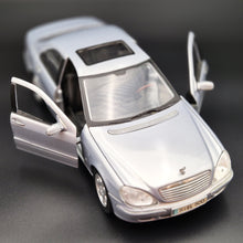 Load image into Gallery viewer, Maisto 1998 2004 Mercedes-Benz S-Class SEL 500 #31855 Silver 1:18 Die Cast Car