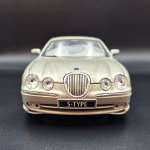 Load image into Gallery viewer, Maisto 1999 Jaguar S-Type #31865 Light Gold 1:18 Die Cast Car