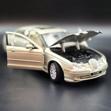 Load image into Gallery viewer, Maisto 1999 Jaguar S-Type #31865 Light Gold 1:18 Die Cast Car
