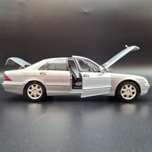 Load image into Gallery viewer, Maisto 1998 2004 Mercedes-Benz S-Class SEL 500 #31855 Silver 1:18 Die Cast Car