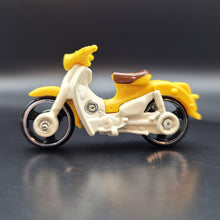 Load image into Gallery viewer, Hot Wheels 2023 Honda Super Cub Yellow #87 HW Moto 3/5