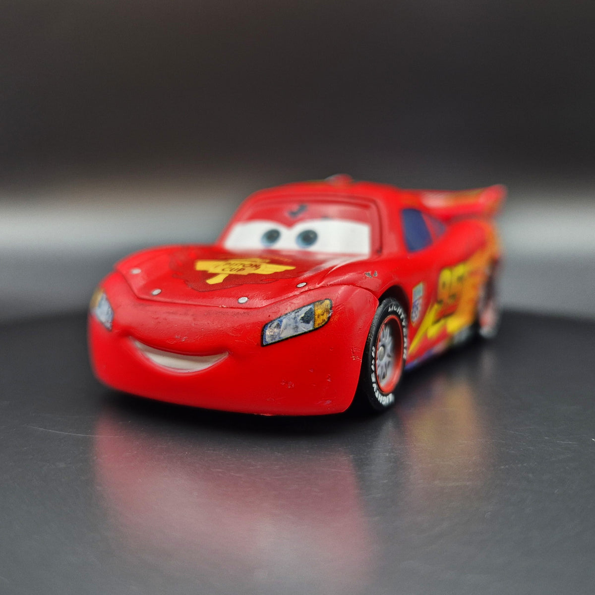 Disney Pixar Cars - Lightning McQueen Diecast Car V2797 – Explorafind
