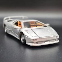 Load image into Gallery viewer, 1995 Lamborghini Diablo VT Silver 1:24 Die Cast Car
