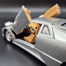 Load image into Gallery viewer, 1995 Lamborghini Diablo VT Silver 1:24 Die Cast Car