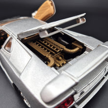 Load image into Gallery viewer, 1995 Lamborghini Diablo VT Silver 1:24 Die Cast Car