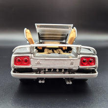 Load image into Gallery viewer, 1995 Lamborghini Diablo VT Silver 1:24 Die Cast Car