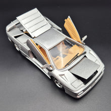Load image into Gallery viewer, 1995 Lamborghini Diablo VT Silver 1:24 Die Cast Car