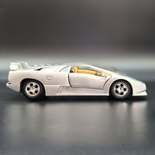 Load image into Gallery viewer, 1995 Lamborghini Diablo VT Silver 1:24 Die Cast Car