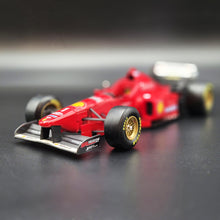 Load image into Gallery viewer, Maisto 1996 Ferrari F310/2 Formula 1 Red 1:20 Die Cast Car - Michael Schumacher