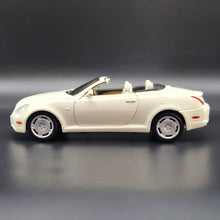 Load image into Gallery viewer, Welly 2005 Lexus SC430 Convertible #2518 Pearl White 1:18 Die Cast Car
