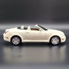 Load image into Gallery viewer, Welly 2005 Lexus SC430 Convertible #2518 Pearl White 1:18 Die Cast Car