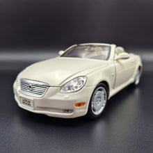 Load image into Gallery viewer, Welly 2005 Lexus SC430 Convertible #2518 Pearl White 1:18 Die Cast Car
