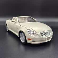 Load image into Gallery viewer, Welly 2005 Lexus SC430 Convertible #2518 Pearl White 1:18 Die Cast Car