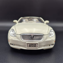 Load image into Gallery viewer, Welly 2005 Lexus SC430 Convertible #2518 Pearl White 1:18 Die Cast Car