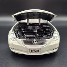 Load image into Gallery viewer, Welly 2005 Lexus SC430 Convertible #2518 Pearl White 1:18 Die Cast Car