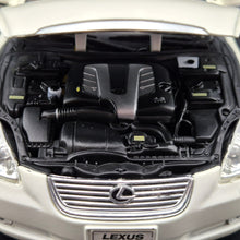 Load image into Gallery viewer, Welly 2005 Lexus SC430 Convertible #2518 Pearl White 1:18 Die Cast Car