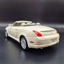 Load image into Gallery viewer, Welly 2005 Lexus SC430 Convertible #2518 Pearl White 1:18 Die Cast Car