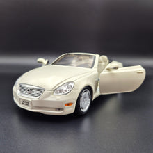 Load image into Gallery viewer, Welly 2005 Lexus SC430 Convertible #2518 Pearl White 1:18 Die Cast Car