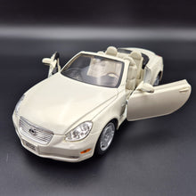 Load image into Gallery viewer, Welly 2005 Lexus SC430 Convertible #2518 Pearl White 1:18 Die Cast Car