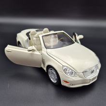 Load image into Gallery viewer, Welly 2005 Lexus SC430 Convertible #2518 Pearl White 1:18 Die Cast Car