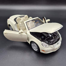 Load image into Gallery viewer, Welly 2005 Lexus SC430 Convertible #2518 Pearl White 1:18 Die Cast Car