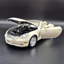 Load image into Gallery viewer, Welly 2005 Lexus SC430 Convertible #2518 Pearl White 1:18 Die Cast Car