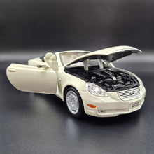 Load image into Gallery viewer, Welly 2005 Lexus SC430 Convertible #2518 Pearl White 1:18 Die Cast Car