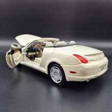 Load image into Gallery viewer, Welly 2005 Lexus SC430 Convertible #2518 Pearl White 1:18 Die Cast Car