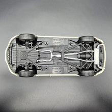 Load image into Gallery viewer, Welly 2005 Lexus SC430 Convertible #2518 Pearl White 1:18 Die Cast Car