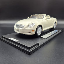 Load image into Gallery viewer, Welly 2005 Lexus SC430 Convertible #2518 Pearl White 1:18 Die Cast Car