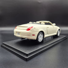 Load image into Gallery viewer, Welly 2005 Lexus SC430 Convertible #2518 Pearl White 1:18 Die Cast Car