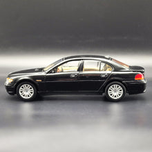 Load image into Gallery viewer, Welly 2002 BMW 745i #2512 Black 1:18 Die Cast Car