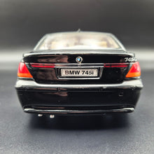 Load image into Gallery viewer, Welly 2002 BMW 745i #2512 Black 1:18 Die Cast Car