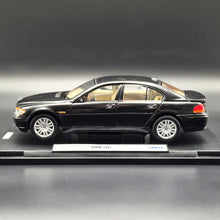 Load image into Gallery viewer, Welly 2002 BMW 745i #2512 Black 1:18 Die Cast Car