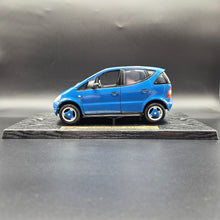Load image into Gallery viewer, Maisto 1997 Mercedes-Benz A-Class Blue #31841 1:18 Die Cast Car