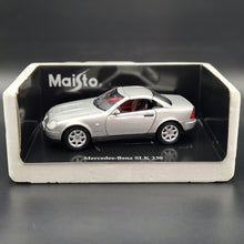 Load image into Gallery viewer, Maisto 1996 Mercedes-Benz SLK 230 Cabriolet Silver #31838 1:18 Die Cast Car