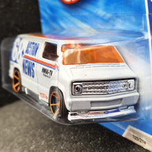 Load image into Gallery viewer, Hot Wheels 2010 Custom '77 Dodge Van Pearl White #125 HW City Works 9/10 New