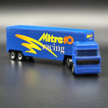 Load image into Gallery viewer, Matchbox 1993 DAF 3300 Spacecab Racing Transporter with Reynard Formula 3000 Car Mitre 10 Racing Team CY-24
