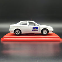 Load image into Gallery viewer, Bburago 2002 Alfa Romeo 156 Taxi White #0122 1:24 Super Car Collection Diecast