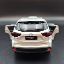 Load image into Gallery viewer, Explorafind 2019 Toyota Highlander White 1:32 Die Cast Car