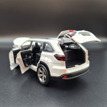 Load image into Gallery viewer, Explorafind 2019 Toyota Highlander White 1:32 Die Cast Car