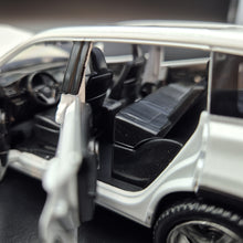 Load image into Gallery viewer, Explorafind 2019 Toyota Highlander White 1:32 Die Cast Car