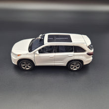 Load image into Gallery viewer, Explorafind 2019 Toyota Highlander White 1:32 Die Cast Car