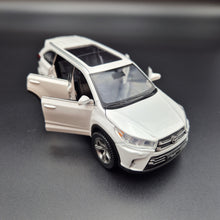 Load image into Gallery viewer, Explorafind 2019 Toyota Highlander White 1:32 Die Cast Car