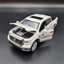 Load image into Gallery viewer, Explorafind 2019 Toyota Tundra White 1:32 Die Cast Car