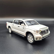 Load image into Gallery viewer, Explorafind 2019 Toyota Tundra White 1:32 Die Cast Car